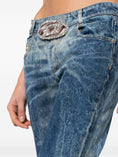 Carica l'immagine nel visualizzatore della galleria, jeans svasati con fibbia e logo gemma
