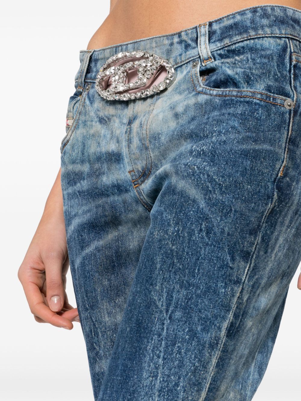jeans svasati con fibbia e logo gemma
