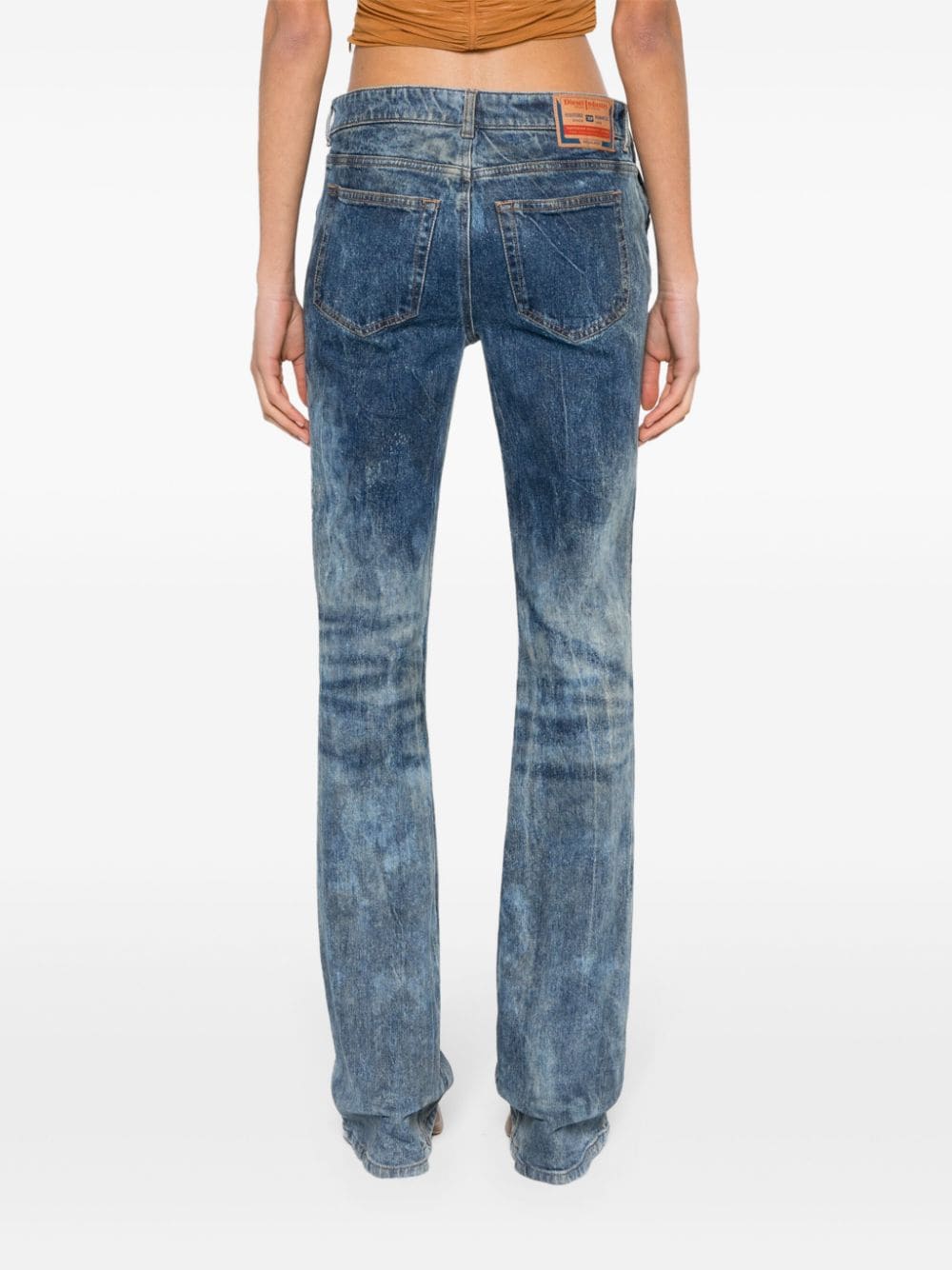 jeans svasati con fibbia e logo gemma
