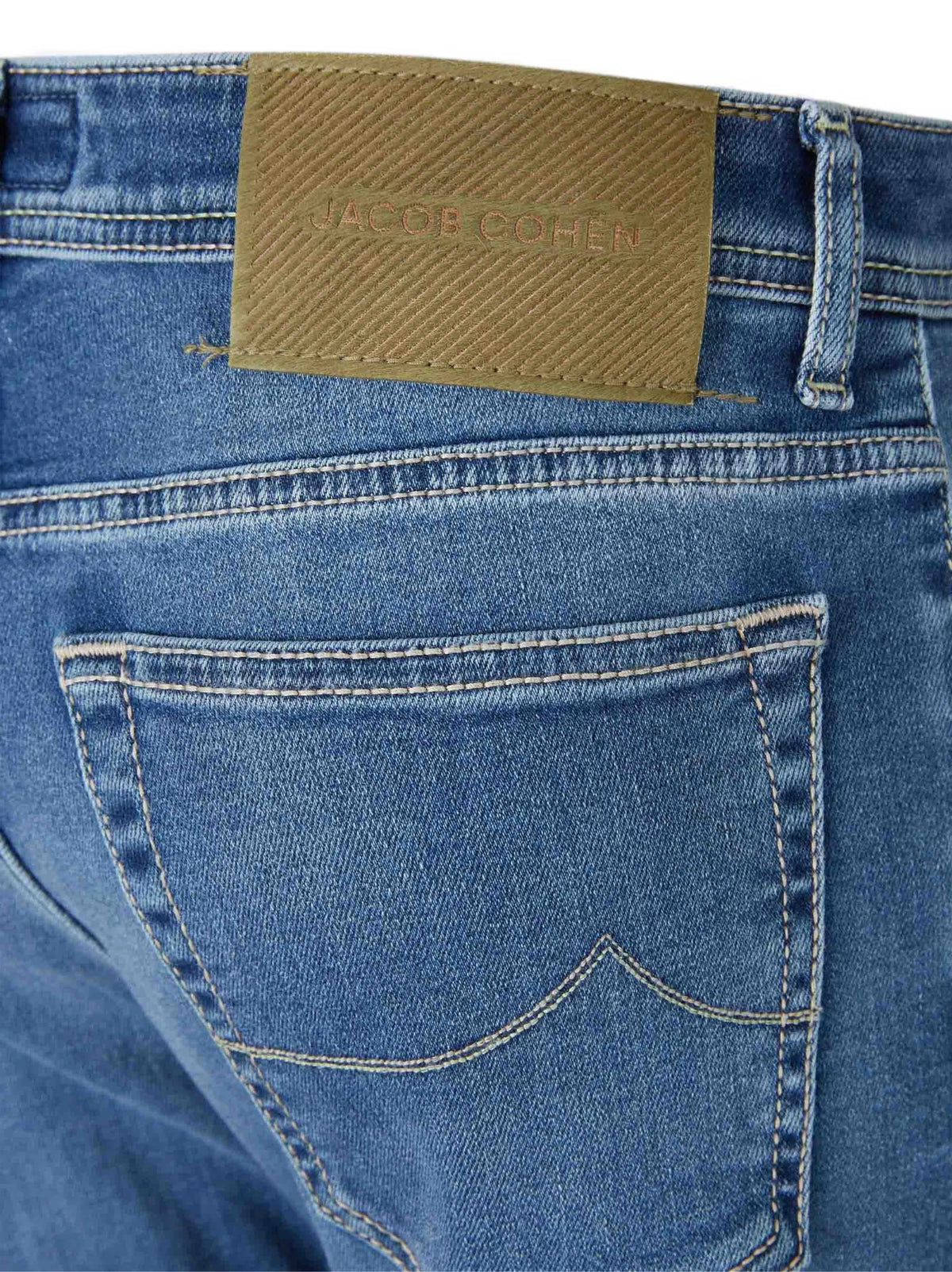 Jeans con applicazione logo 