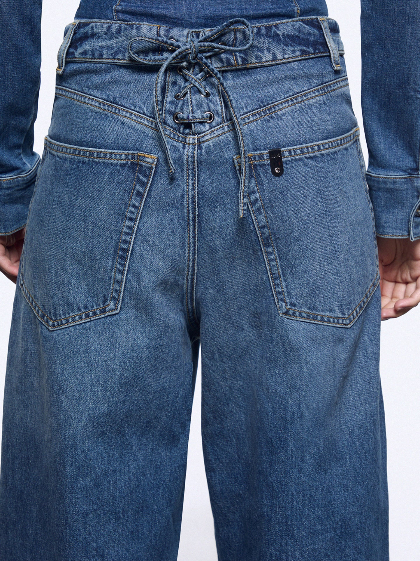 Jeans baggy con stringhe 