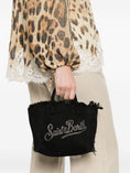 Carica l'immagine nel visualizzatore della galleria, Borsa tote sfrangiata impreziosita da strass, stile vanity 

