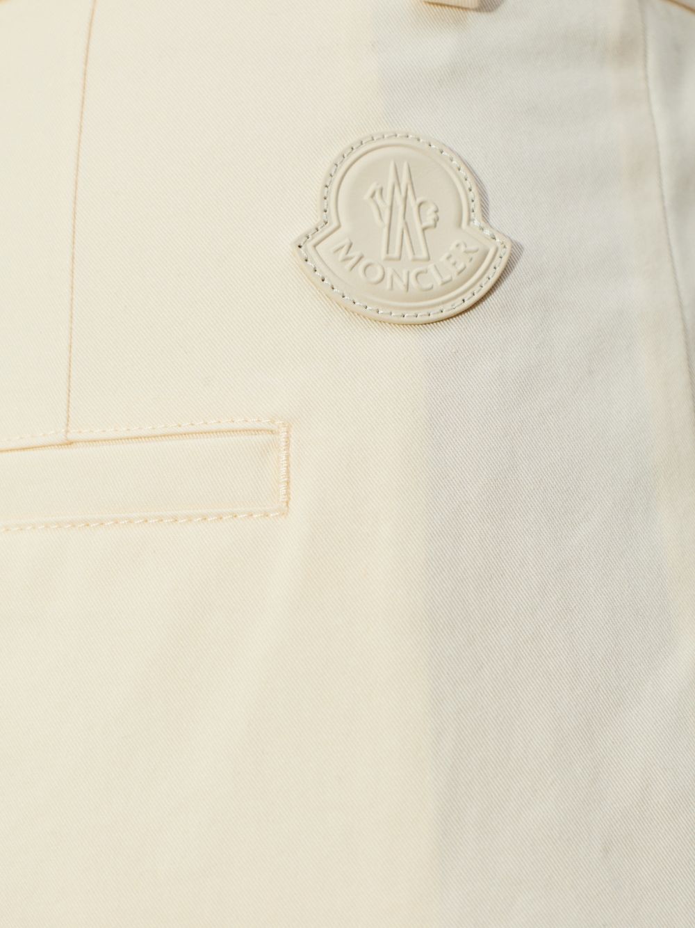 Pantaloni con applicazione logo 