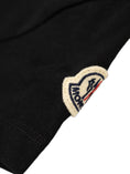 Carica l'immagine nel visualizzatore della galleria, T-shirt con logo goffrato 
