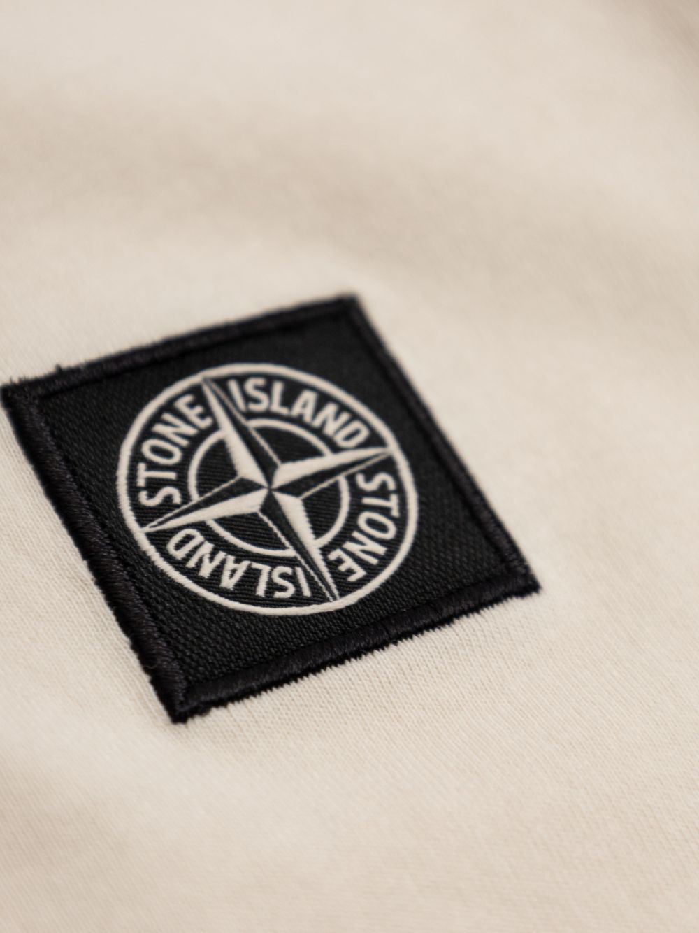 T-shirt con applicazione logo 