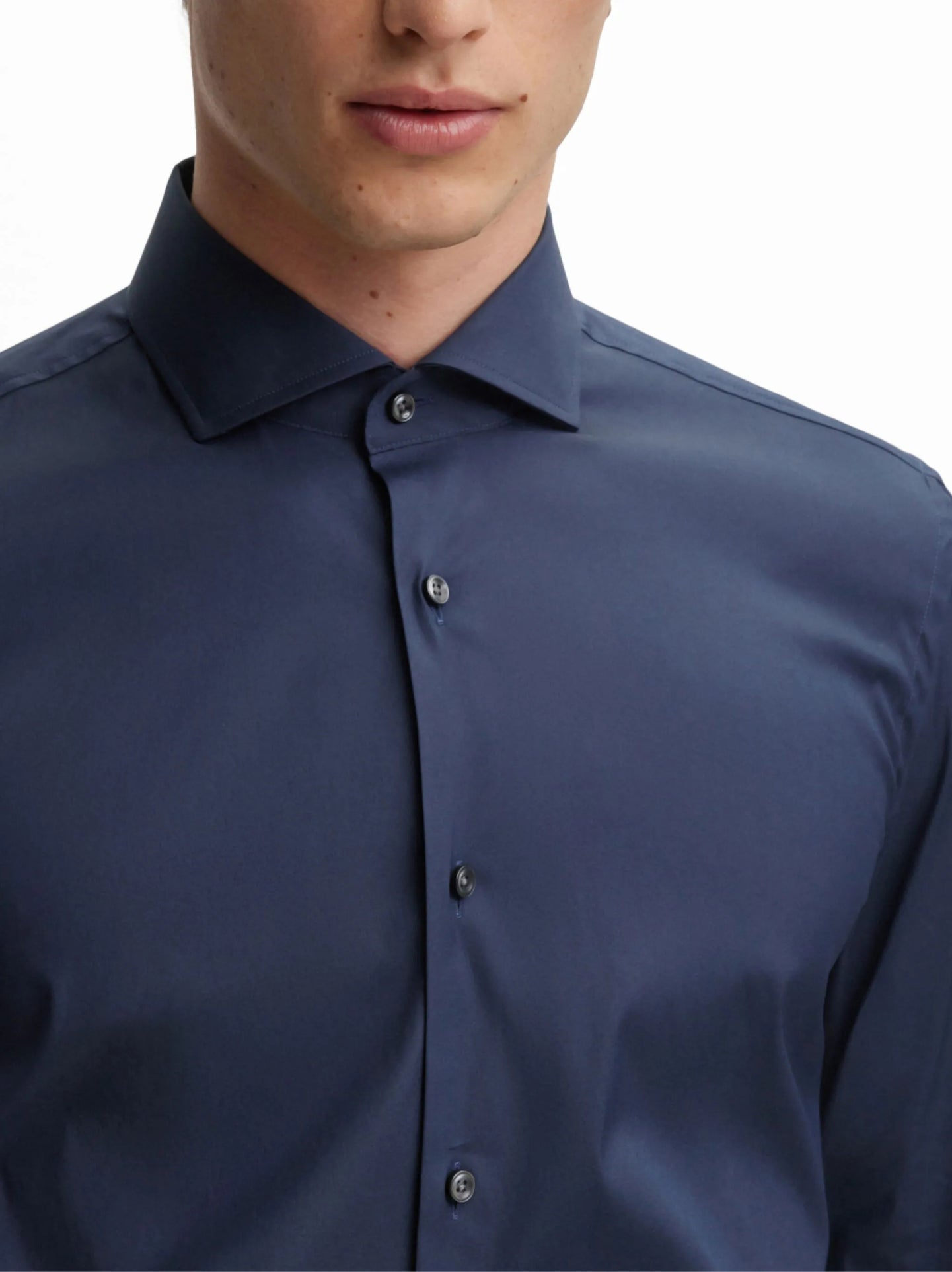 Camicia con collo ampio 