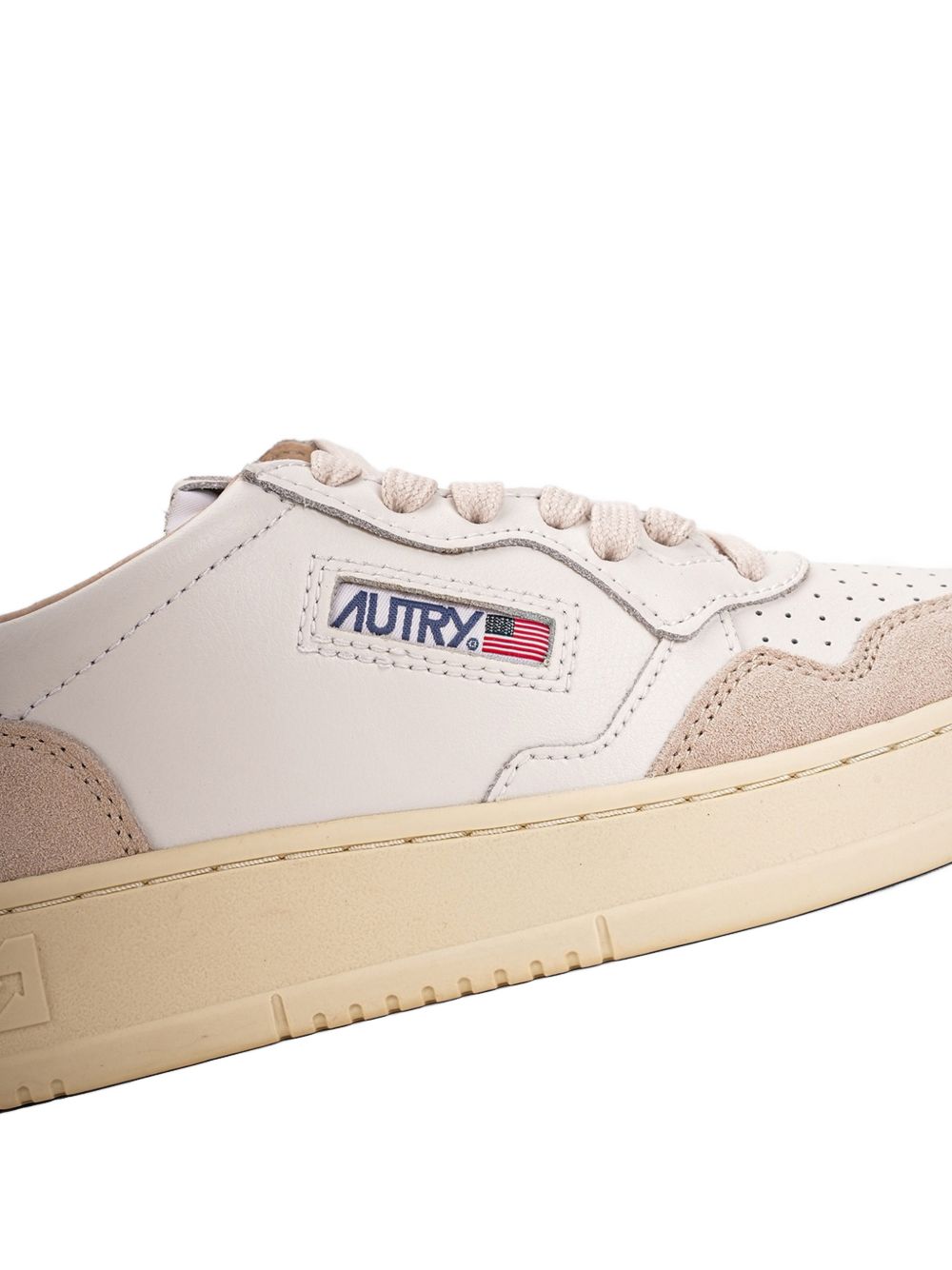 Sneakers con inserti traforati 