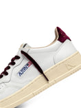 Load image into Gallery viewer, Sneakers Medalist 
