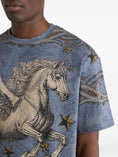 Load image into Gallery viewer, MRMA0004AK13YX0883STAMPA FONDO BLU ETRO
