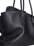 Carica l'immagine nel visualizzatore della galleria, ''La Passeggiata Medium'' black top handle 
