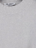 Load image into Gallery viewer, maglione con orlo asimmetrico e logo ricamato 
