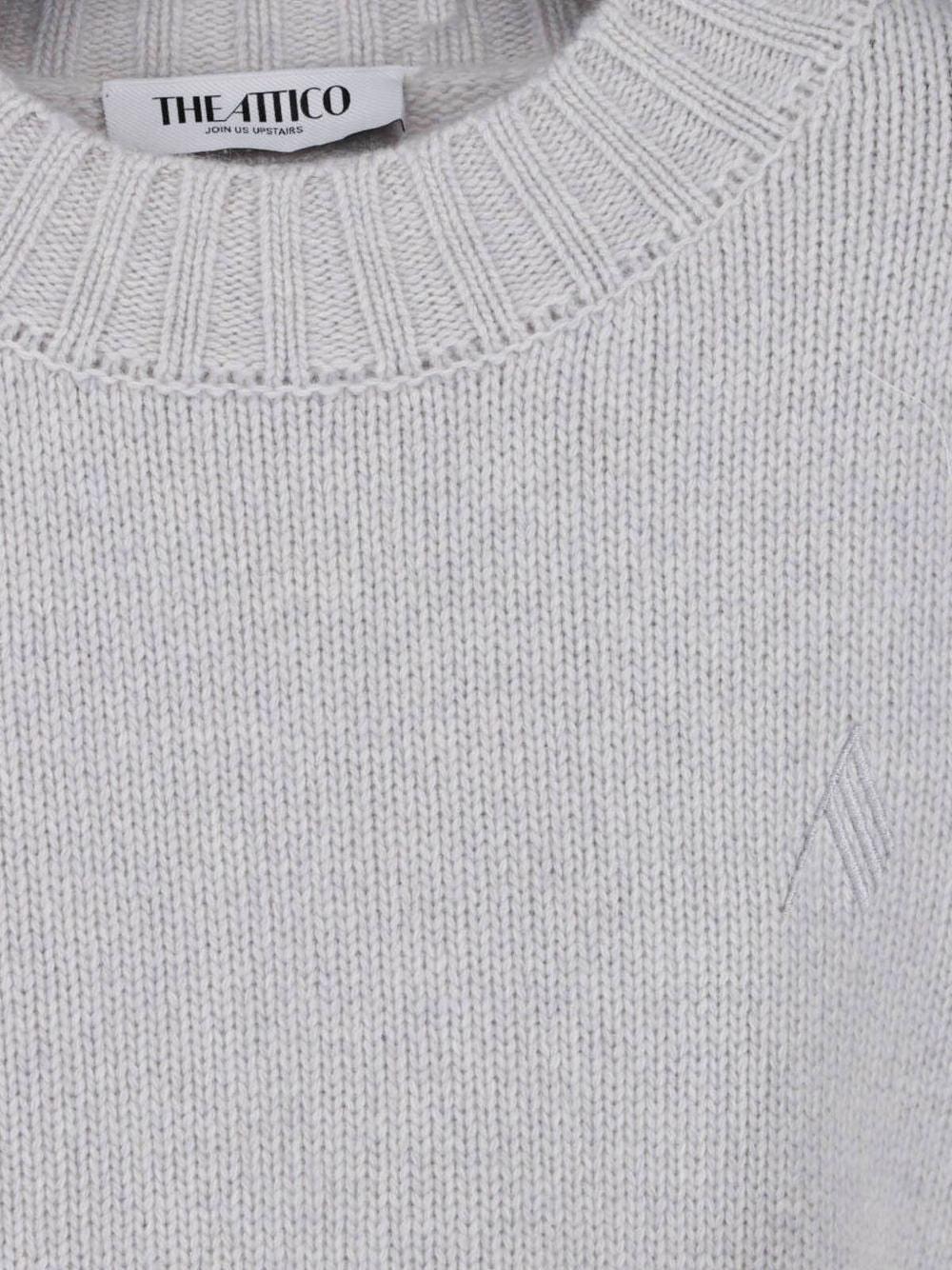 maglione con orlo asimmetrico e logo ricamato 