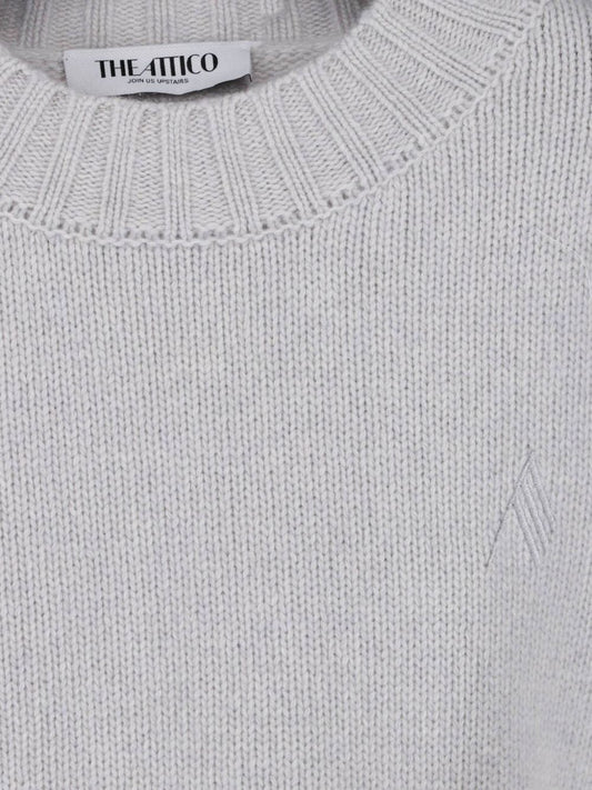 maglione con orlo asimmetrico e logo ricamato 
